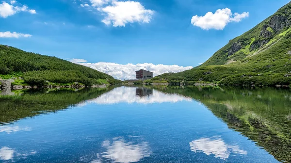 Hegyi Hotel Sliezsky Dom Tükröződés Velicke Pleso Magas Tátra Szlovákia — Stock Fotó