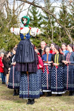 RUZOMBEROK, SLOVAKIA - 8 Nisan 2022: Slav tanrıçası Moreana 'yı dışarı çıkarıp yakmak Slovakya Paskalya geleneğidir