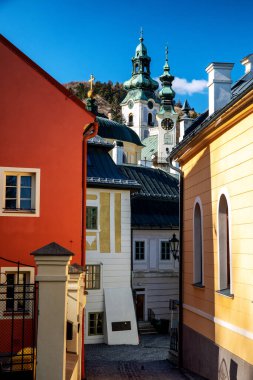 BANSKA STIAVNICA, SLOVAKIA - 27 Şubat 2022: SLovakya 'daki Banska Stiavnica kentinin tarihi merkezi