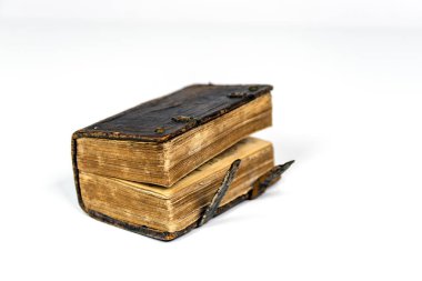 Beyaz arkaplan üzerine büyük kalın bir kitap.