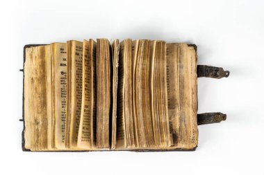 Beyaz zemin üzerine eski antik açık kitap.