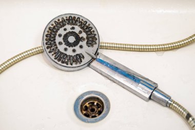 Banyoda kirli, hijyenik olmayan duş başlığı..