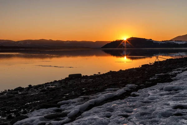 Sunrays Evening Sky Sunset Snow Beach Dam Liptovska Mara Sovakia — Stock Photo, Image