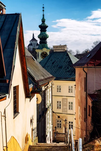 BANSKA STIAVNICA, SLOVAKIA - 27 Şubat 2022: SLovakya 'daki Banska Stiavnica kentinin tarihi merkezi