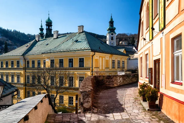 BANSKA STIAVNICA, SLOVAKIA - 27 Şubat 2022: SLovakya 'daki Banska Stiavnica kentinin tarihi merkezi