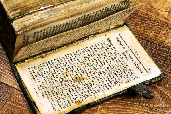 Detail Der Seite Mit Historischem Text Auf Aufgeschlagenem Alten Buch — Stockfoto