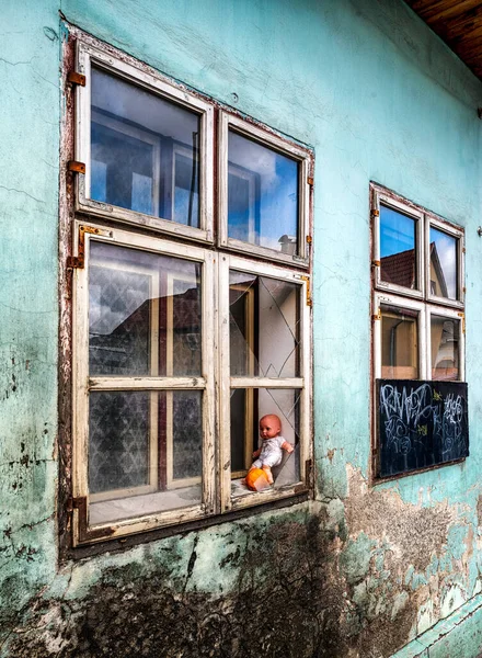 Boneca Bebê Janela Com Vidro Quebrado Casa Arruinada — Fotografia de Stock