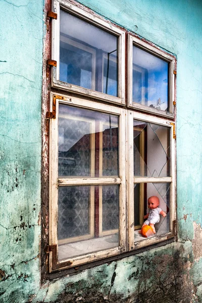 Babypuppe Fenster Mit Glasscherben Auf Zerstörtem Haus — Stockfoto