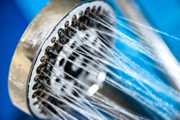 Banyoda Kirli Hijyenik Olmayan Duş Başlığının Ayrıntıları — Stok fotoğraf