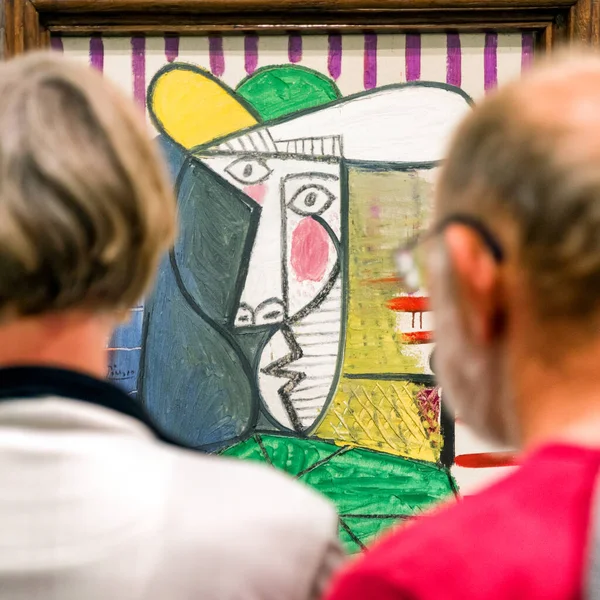 Londres Reino Unido Maio 2018 Visitantes Olhando Para Pablo Picasso — Fotografia de Stock