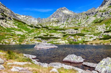 Göl ve dağlarla güzel dağlık bir manzara. Slovakya 'nın yüksek Tatras dağlarında tarn ve zirve
