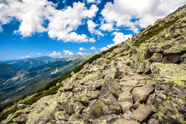 Kamenná Turistická Stezka Hřebeni Kopce Nízkých Tatrách Slovensku — Stock fotografie