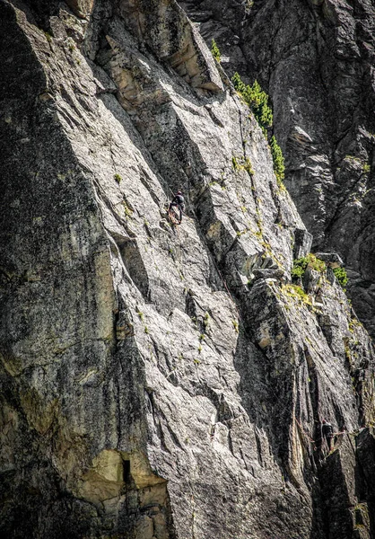 SLovakya 'daki yüksek Tatrsas dağlarındaki zirvenin kayasına tırmanan