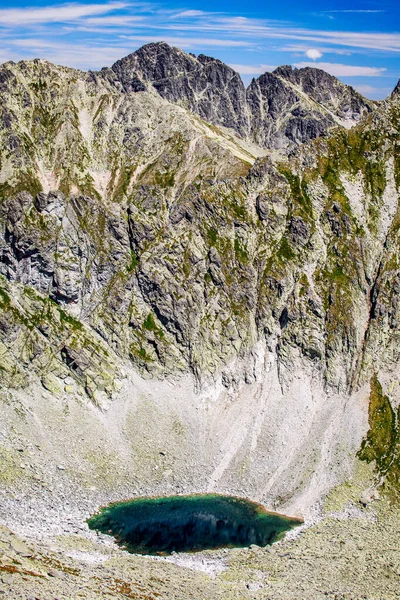 山の中で小さな湖と高いピーク ハイタトラ山脈 スロバキアのターンOkruhleレスポ — ストック写真
