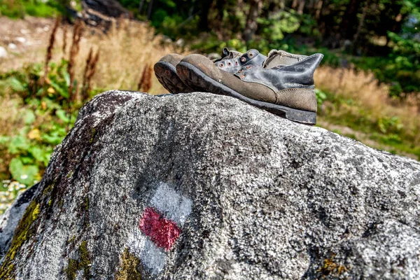Old Used Hiking Boots Tourist Sign Rock — Stock Photo, Image