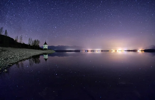 Reflexão Estrelas Superfície Água Lago Noite Barragem Liptovska Mara Eslováquia — Fotografia de Stock