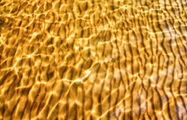 Kumlu sahilde denizin yumuşak dalgası. Tropikal sularda.