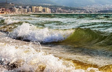 Bulgaristan 'ın güneşli plajında Karadeniz kıyısında deniz dalgaları
