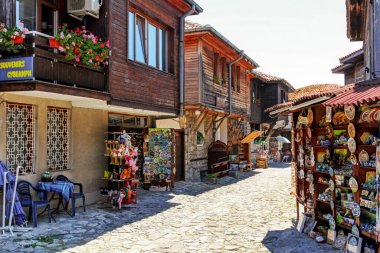 NESSEBAR, BULGARIA - 11 Temmuz 2013: Tarihi Nessebar kasabasındaki hediyelik eşya pazarları