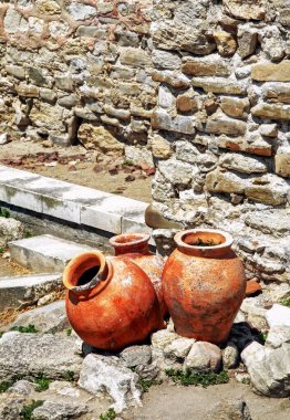 Bulgaristan 'ın Nessebar kentinde tarihi kil sürahileri.