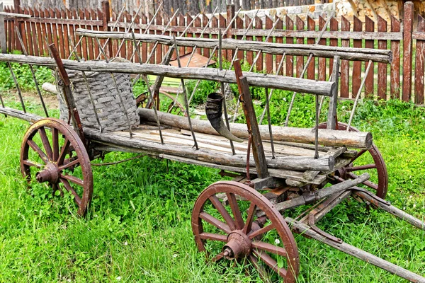 Gammal Trävagn Parkerad Trädgården Byn Brashlyan Bulgarien — Stockfoto