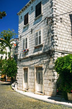 HERCEG NOVI, MONTENEGRO - 10 Ağustos 2010: Karadağ 'daki binaların tipik mimarisi