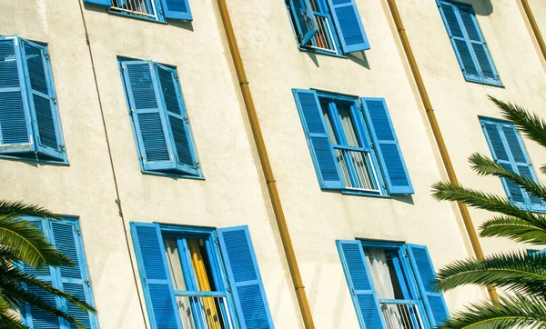 Volets Bleus Fermés Ouverts Sur Les Fenêtres Bâtiment Station Vacances — Photo