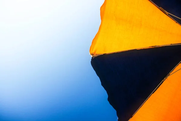 Sarı Mavi Şemsiye Mavi Gökyüzü Güneş Kremi Rahatla Tatil Kavramı — Stok fotoğraf