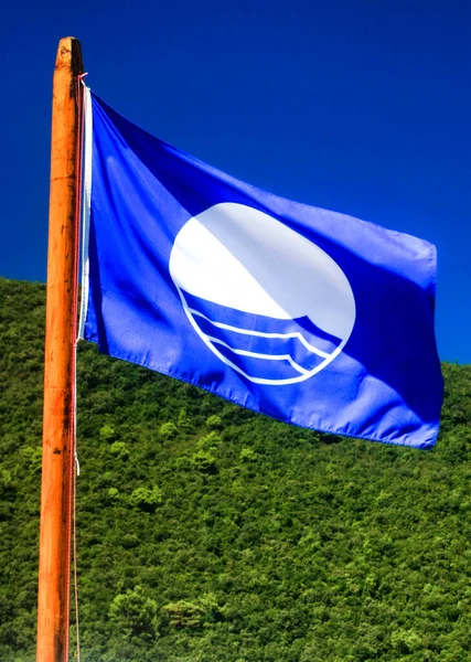 Blue Flag Symbol Beautiful Beach Crystal Clear Water — Stock fotografie