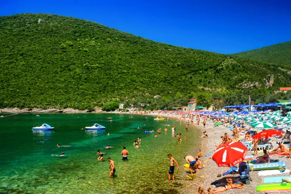 Zanjic Montenegro Sierpień 2010 Wczasowicze Pływający Krystalicznie Czystej Turkusowej Wodzie — Zdjęcie stockowe