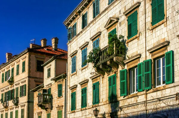 Closed Green Shutters Odl Building Historic Town Kotor Montenegro — Stockfoto