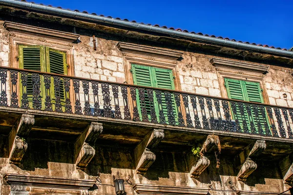 Balcon Volets Verts Fermés Sur Vieux Bâtiment Ville Historique Kotor — Photo