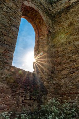 Teknik çekim. Frantiskova Huta adlı Demir Eritme Tesisinin kalıntıları. Slovakya 'ya seyahat. Pencerenin üzerinde güneş ışınları