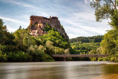 Slovakya 'da Orava kalesi ve nehir Orava turistik merkezi. Uzun pozlama tarihi fotoğrafçılık