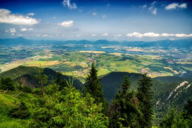 Güzel yaz kır manzarası. Slovakya 'daki Liptovska Mara Gölü' ndeki Sina tepesinden görüntü