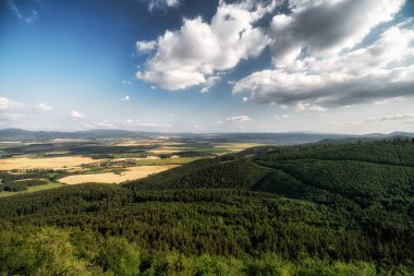 Slovakya 'nın Ondrasovska skala adlı kayadan güzel dağ manzarası.