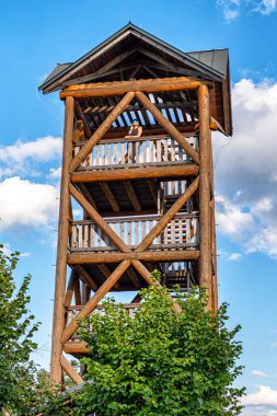 KYSUCKE NOVE MESTO, SLOVAKIA - 29 Temmuz 2021: Slovakya Tabor tepesinde ahşap gözcü