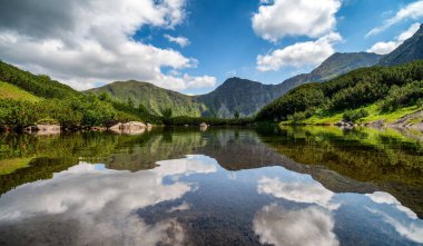 Tepenin yansıması ve batı Tatras 'ta Rohacske plesa olarak adlandırılan dağ gölünün su yüzeyine Slovakya' da Rohace denir.