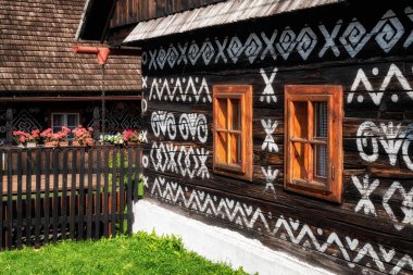 TIKLAYIN, SLOVAKIA - 25 Ağustos 2021: Dünya mirası listesinde yer alan köydeki tipik ahşap kulübe