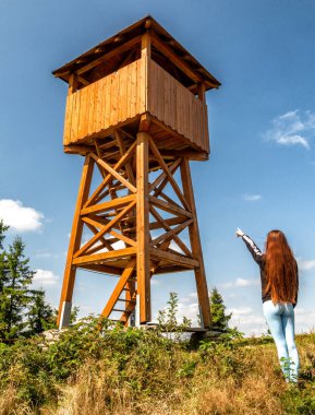 Slovakya 'daki Javorniky dağlarındaki Stratenec tepesinde gözcülük yapan kız