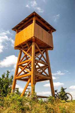 STRATENEC, SLOVAKIA - 25 Ağustos 2021: Javorniky dağlarındaki Stratenec tepesine gözcü