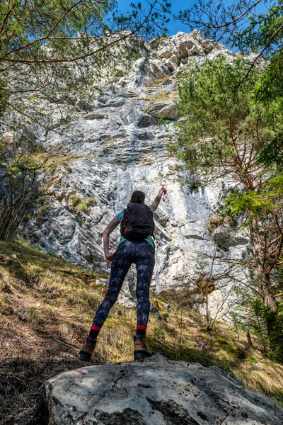 Hiker Girl Backpack Showing Large Rock Formation Called Cerenova Skala — Fotografia de Stock