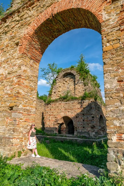 Girl Posing Technical Ruin Iron Smelting Plant Called Frantiskova Huta — Fotografia de Stock