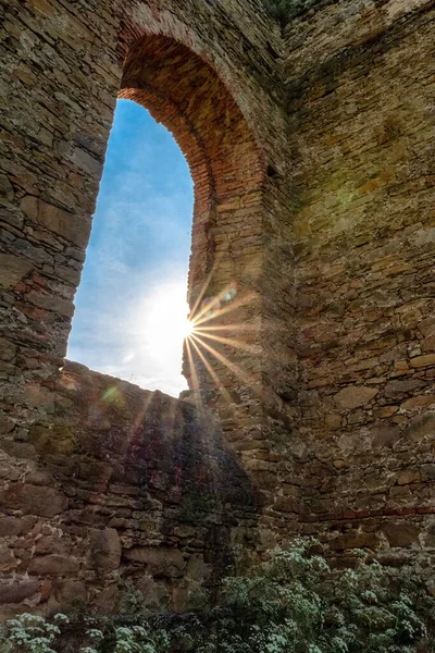 Teknik çekim. Frantiskova Huta adlı Demir Eritme Tesisinin kalıntıları. Slovakya 'ya seyahat. Pencerenin üzerinde güneş ışınları
