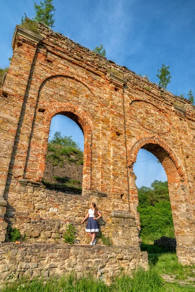 Girl Posing Technical Ruin Iron Smelting Plant Called Frantiskova Huta — Zdjęcie stockowe