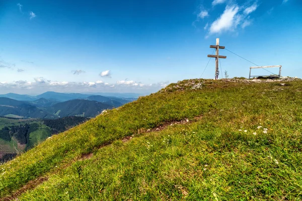 Demanova Eslováquia Julho 2021 Cruze Colina Sina Nas Montanhas Dos — Fotografia de Stock