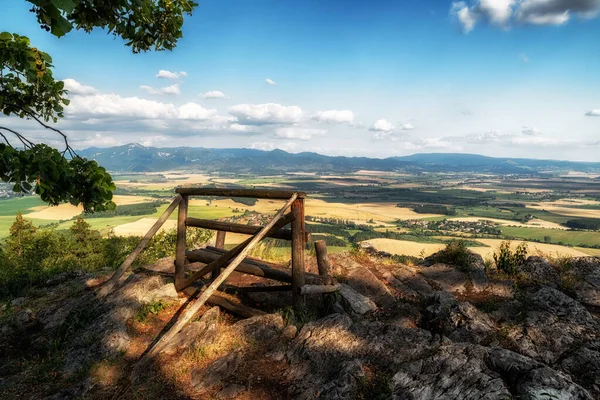 Osamělá Prázdná Lavička Krásným Výhledem Letní Krajinu Kopci Ondrasovska Skala — Stock fotografie