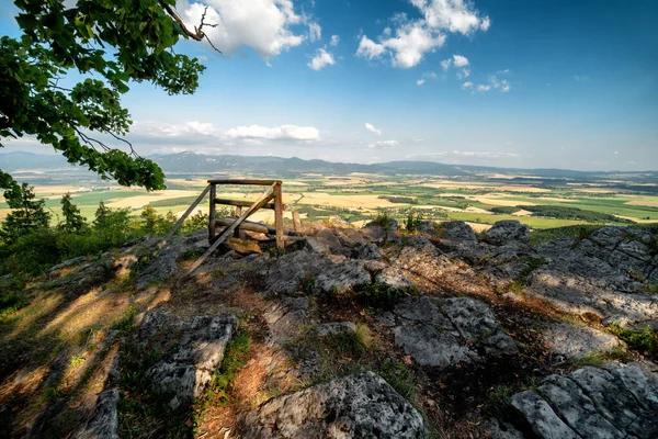 Slovakya 'nın Ondraovska skala adlı kayadan güzel bir dağ manzarası.