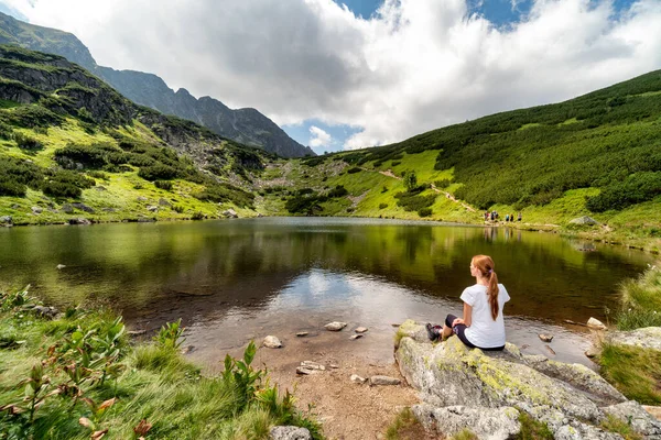 Girl Tourist Sitting Looking Beautiful Nature Lake Called Rohacske Plesa — Zdjęcie stockowe