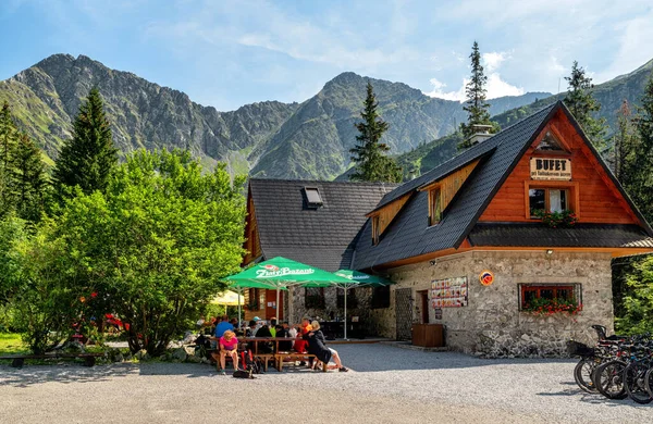 Zuberec Slovakia August 2022 Tourists Front Restaurant Western Tatras Slovakia — Stock Photo, Image